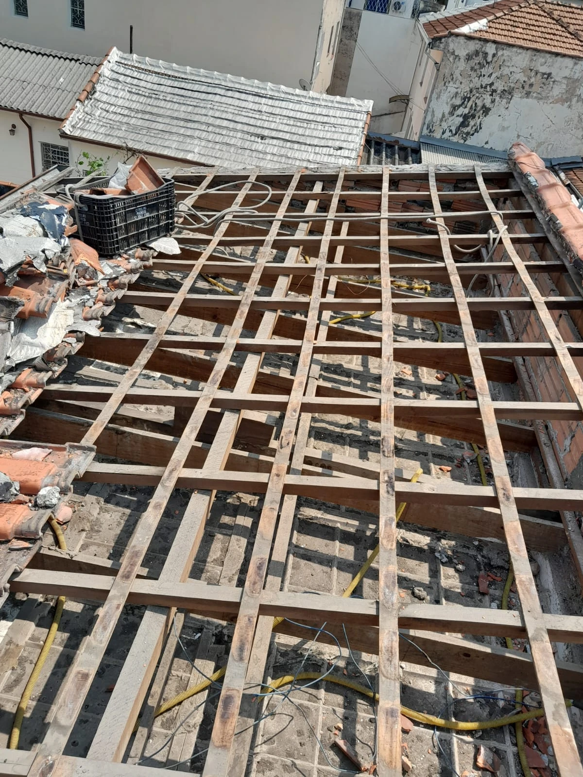 Imagem ilustrativa de Conserto de telhado com goteiras