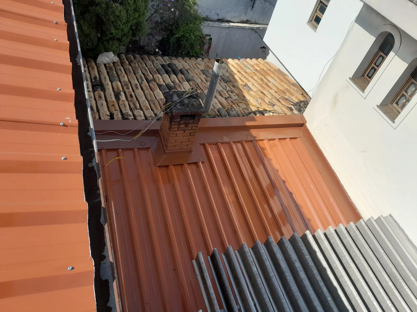 Construção de telhado colonial na Zona Oeste