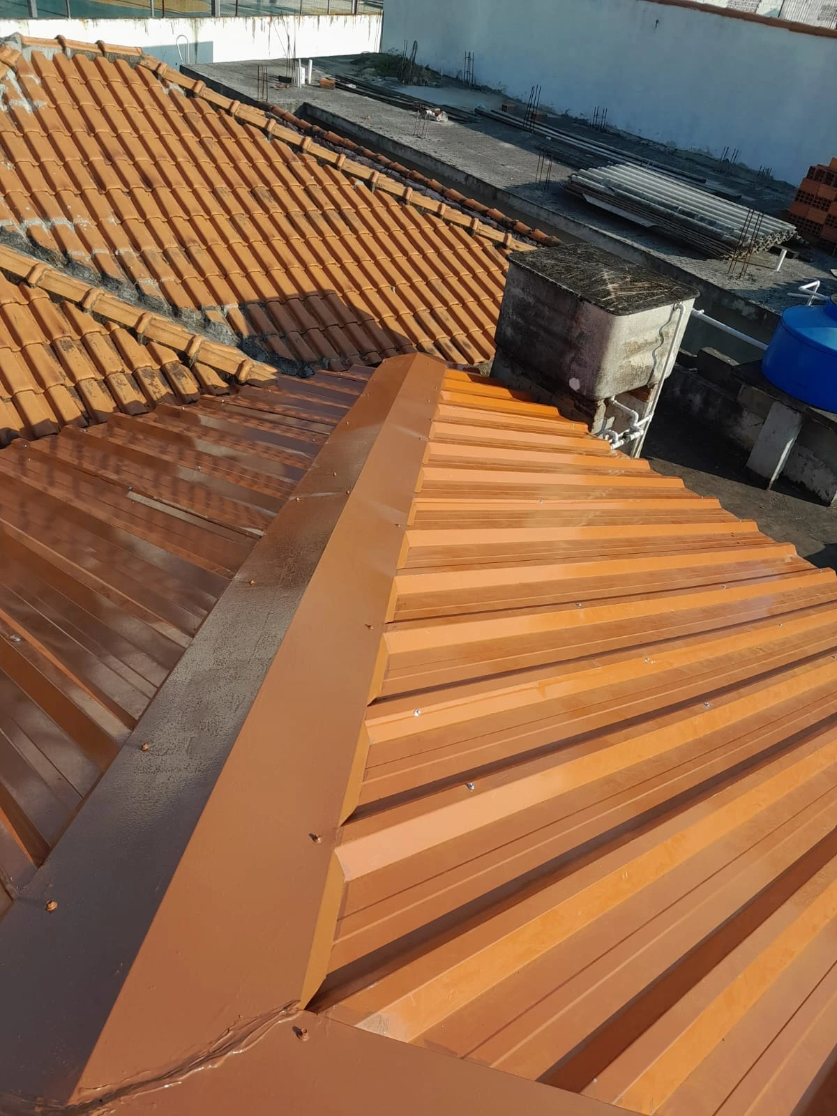 Execução de telhado metálico