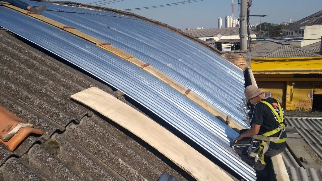 Manutenção de telhado de galpão